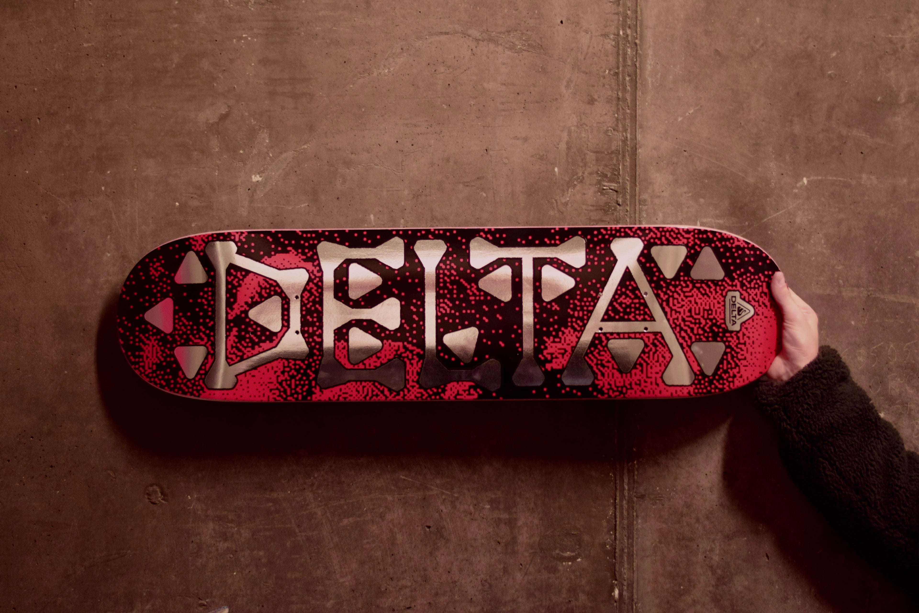 Scripts Triangle Red / D-LIGHT TECHNOLOGY