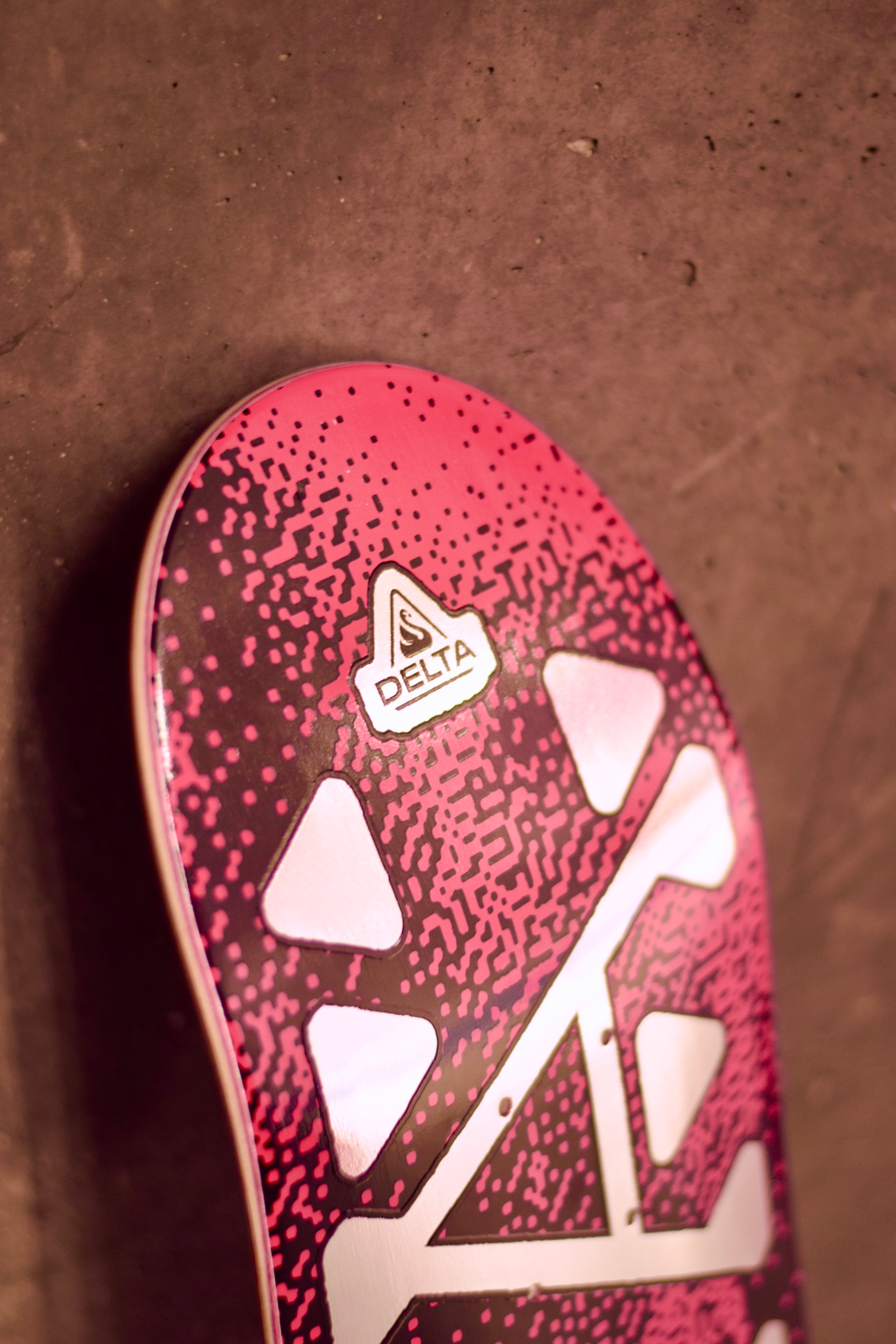 Scripts Triangle Red / D-LIGHT TECHNOLOGY